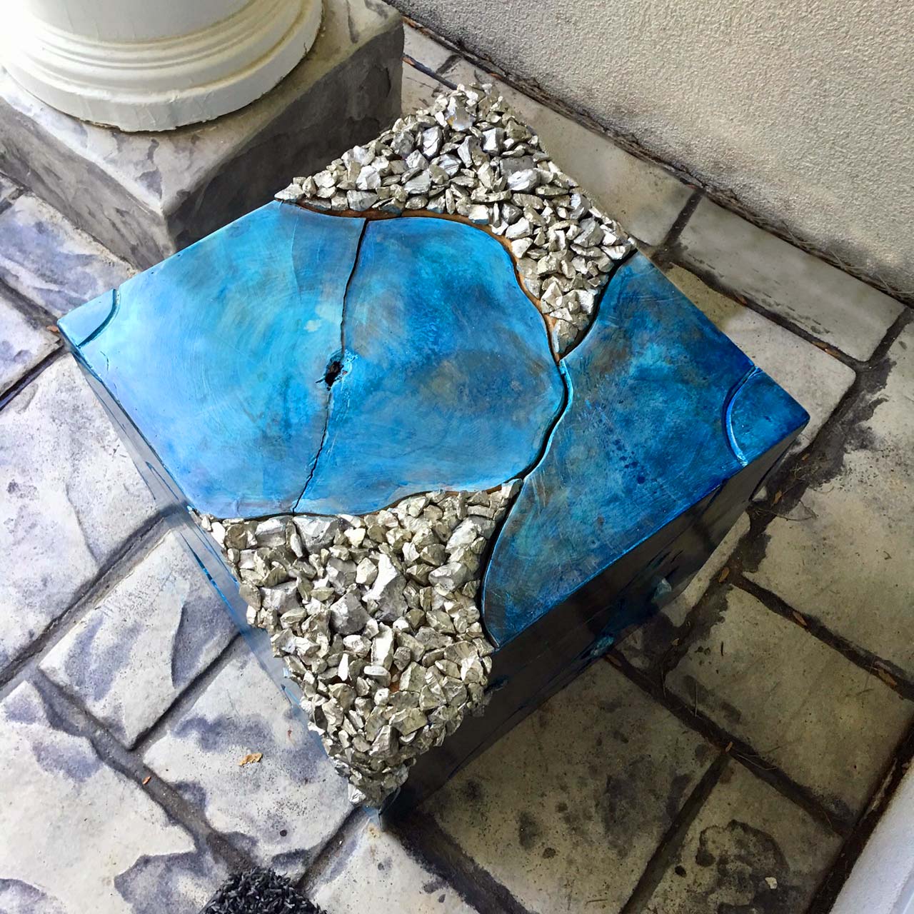 Azure blue table with silver gravel